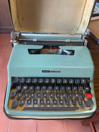 Maquina de escribir olivetti lettera 32