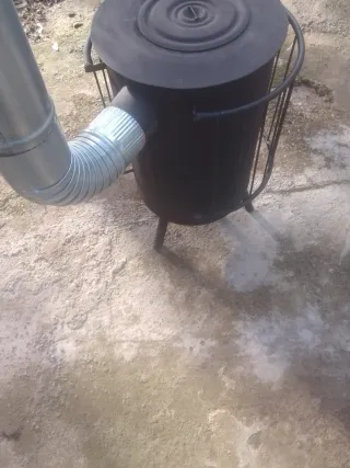 Estufa de leña negra