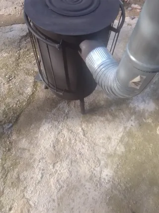 Estufa de leña negra