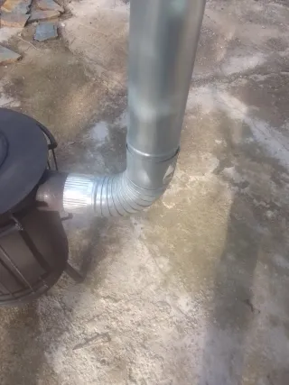 Estufa de leña negra