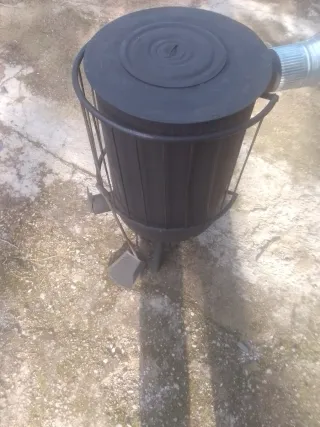 Estufa de leña negra