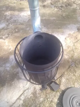 Estufa de leña negra