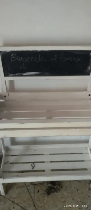 Estanterías de madera marrón