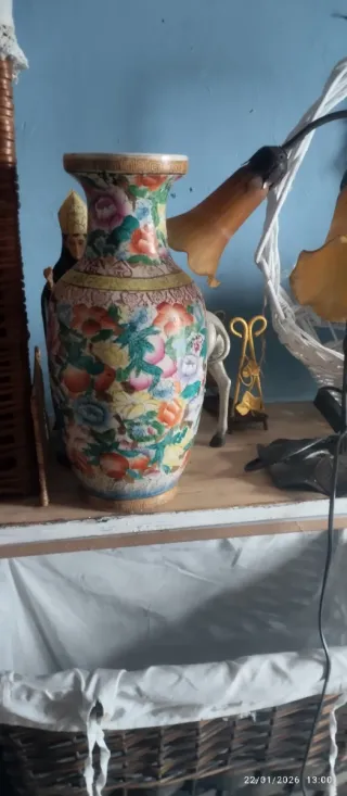 Estanterías de madera marrón