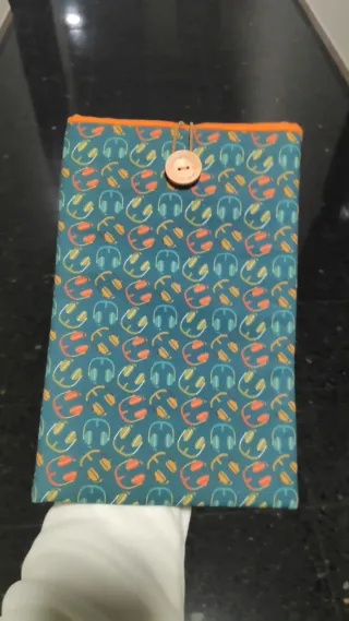 Custodia per libro/tablet con stampa cuffie multicolore