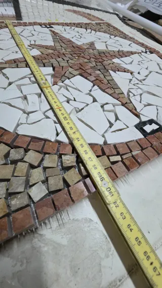 Mosaico Rosa dei Venti in ceramica e pietra