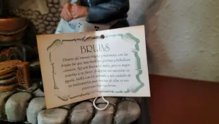 Figura Bruja con Caldero y Lechuza