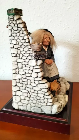 Figura Bruja con Caldero y Lechuza