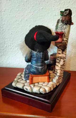 Figura Bruja con Caldero y Lechuza