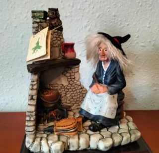 Figura Bruja con Caldero y Lechuza