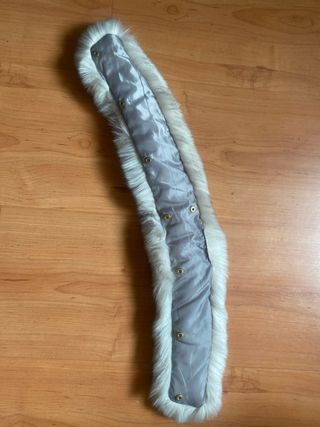 Cuello de pelo beige y gris sintético