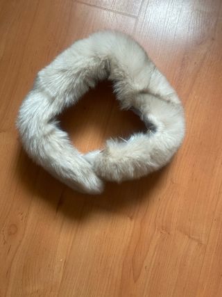 Cuello de pelo beige y gris sintético