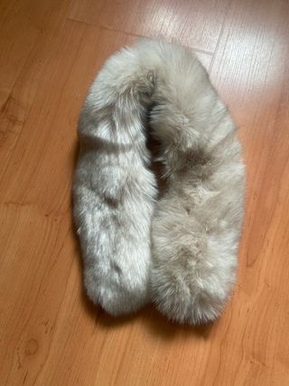 Cuello de pelo beige y gris sintético