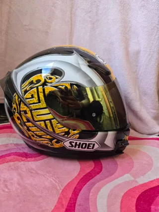 Casco Shoei con diseño deportivo