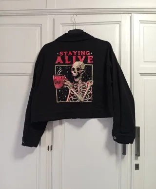 Cazadora negra con dibujo de Shein