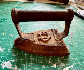 Plancha antigua de hierro fundido