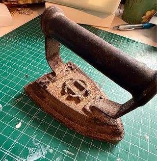 Plancha antigua de hierro fundido