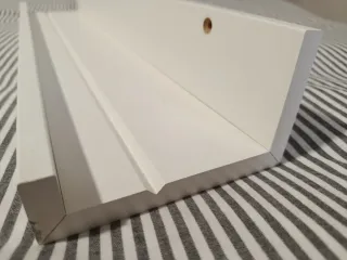Estantería cuadros IKEA blanca. Largo 55 cm.