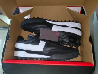 Zapatillas Pony Turf Negras y Blancas talla 45