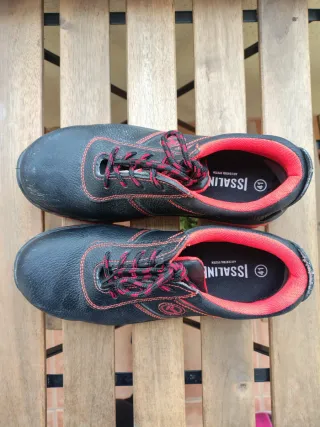 Zapatos de seguridad negros y rojos