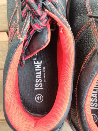 Zapatos de seguridad negros y rojos