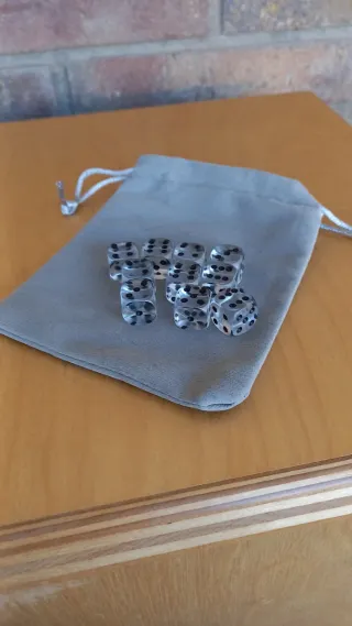10 Dados Acrílicos Transparentes D6 con bolsa gris