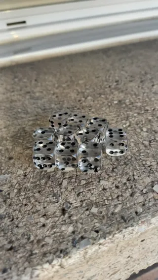 10 Dados Acrílicos Transparentes D6 con bolsa gris