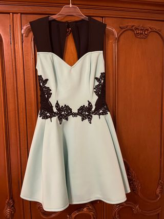 Vestido aguamarina con bordado negro
