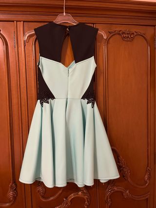 Vestido aguamarina con bordado negro