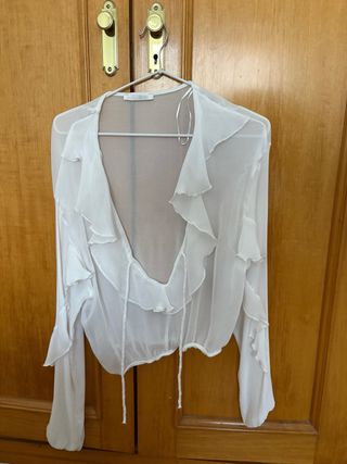 Blusa blanca con volantes