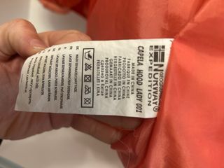 Abrigo acolchado rosa anaranjado con capucha