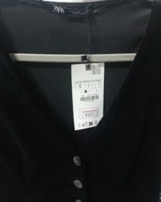 Vestido chaleco negro y estampado flores azules