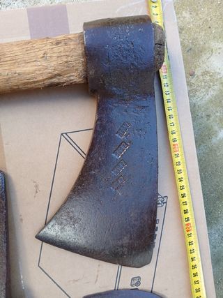 Hacha antigua hierro marcaje leer anuncio marca