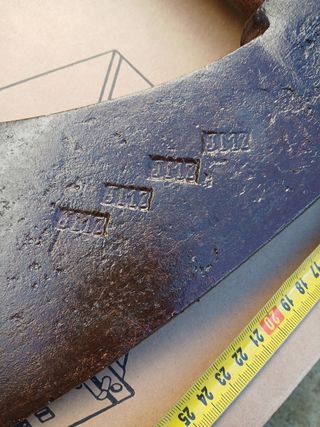 Hacha antigua hierro marcaje leer anuncio marca