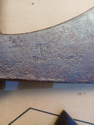 Hacha antigua hierro marcaje leer anuncio marca