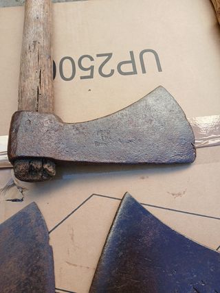 Hacha antigua hierro marcaje leer anuncio marca