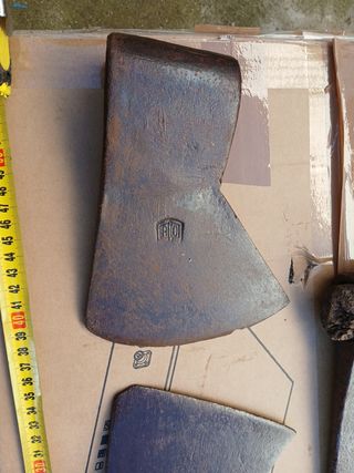 Hacha antigua hierro marcaje leer anuncio marca