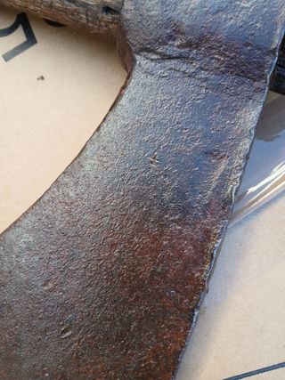 Hacha antigua hierro marcaje leer anuncio marca