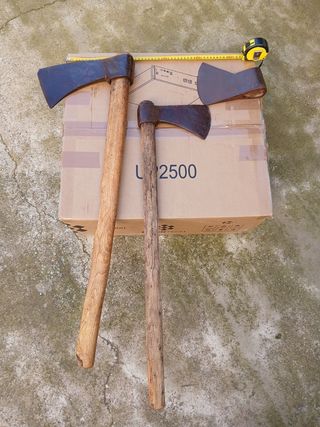 Hacha antigua hierro marcaje leer anuncio marca