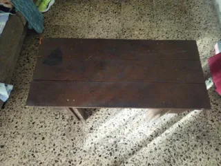 Mesa auxiliar de madera oscura