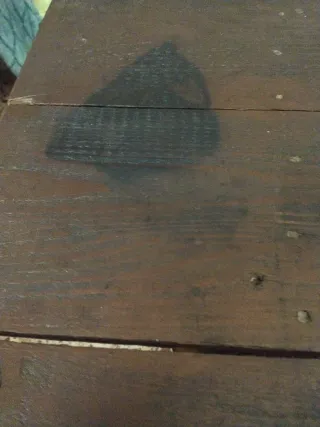 Mesa auxiliar de madera oscura