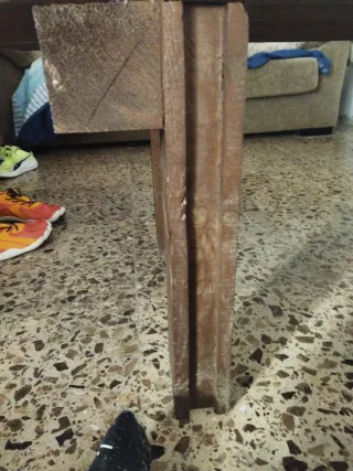 Mesa auxiliar de madera oscura