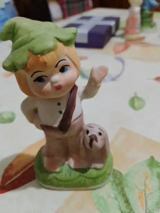 Statuina bambina con cane