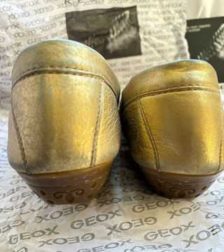 REBAJADISIMOS. Zapatos Geox Dorados Mujer