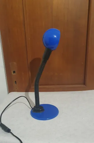 Lampada da tavolo flessibile blu