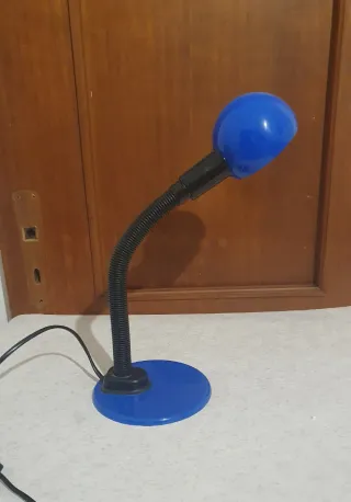 Lampada da tavolo flessibile blu
