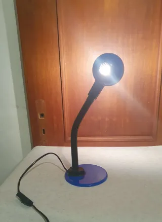 Lampada da tavolo flessibile blu