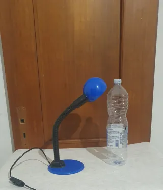 Lampada da tavolo flessibile blu