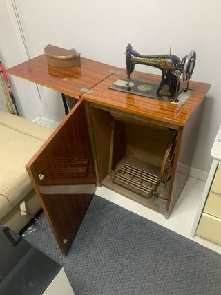 Máquina de coser antigua de madera y metal