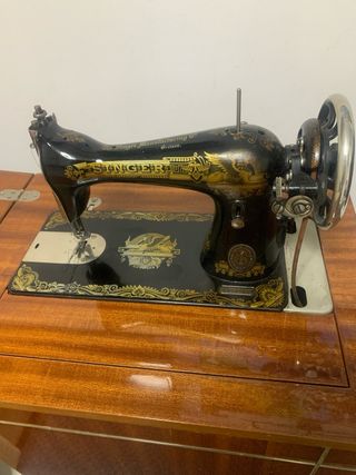 Máquina de coser antigua de madera y metal